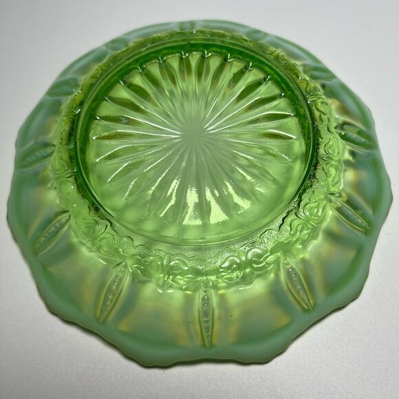 Vintage Jefferson Glass Green Opalescent Iris Meander Fleur de Lis Dish 7 Inches - Picture 2 of 9